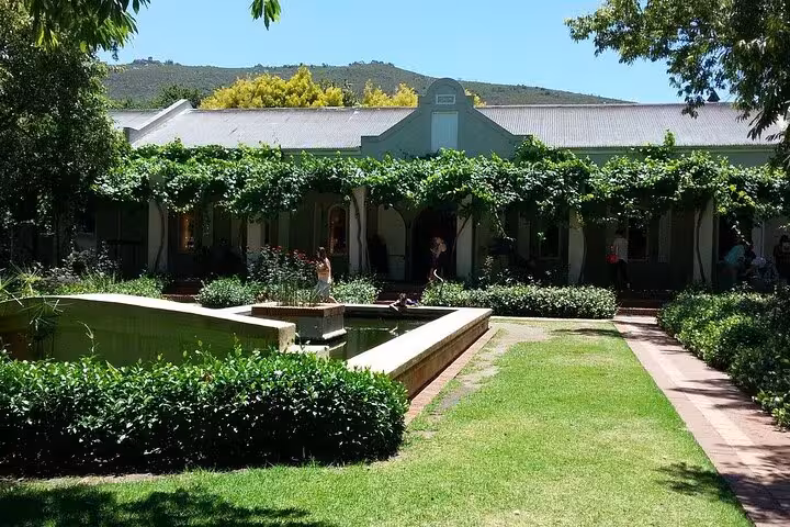 Picturesque garden courtyard at a vineyard estate, offering serene wine tasting experience near Aquila Reserve.