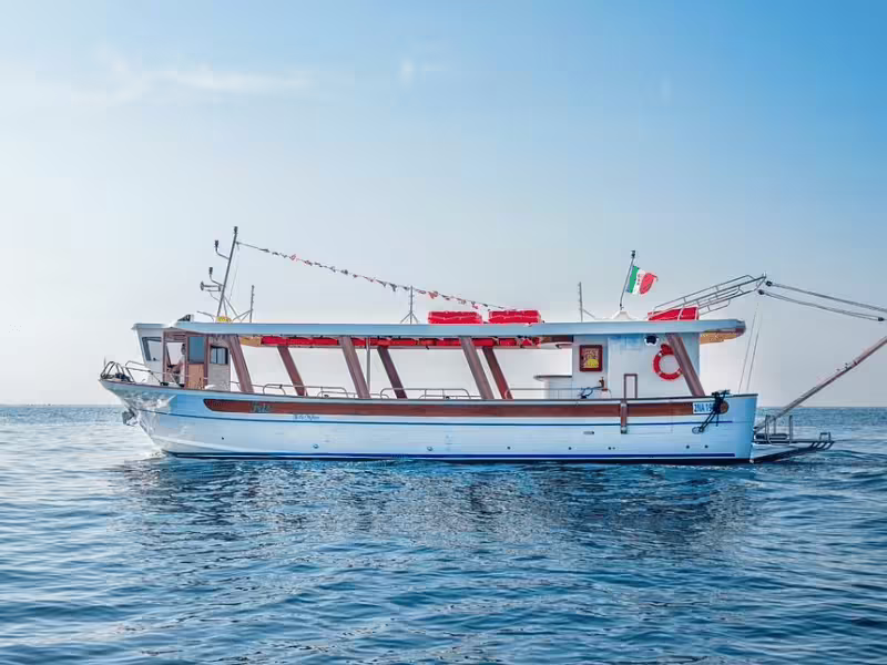Boat used for Archeoemotions Baia Sommersa tour cruising the Gulf of Naples to the underwater mosaics site