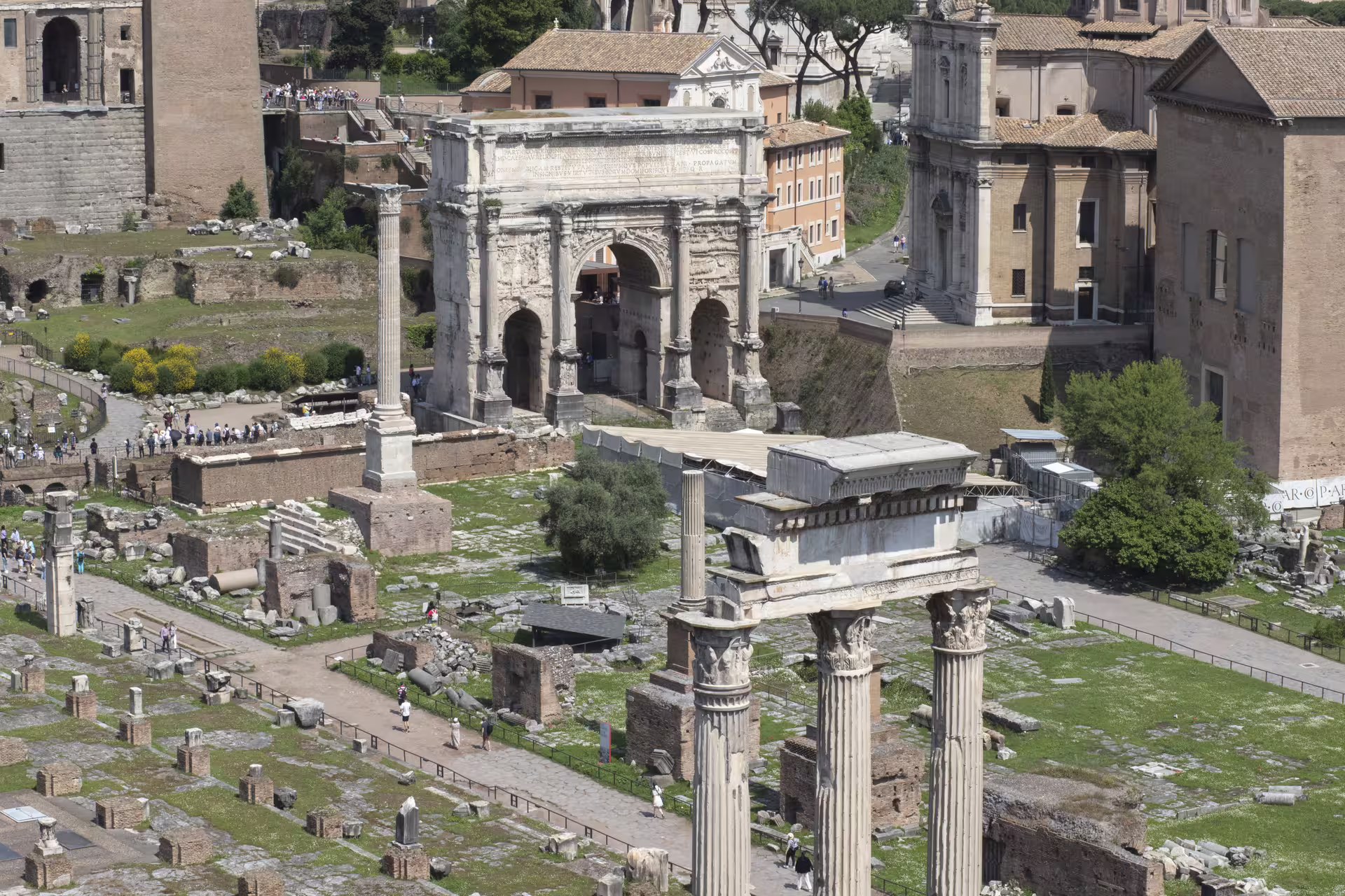 Vista del Arco de Tito y ruinas del Foro Romano desde el Palatino en tour Coliseo, Foro Romano y Palatino