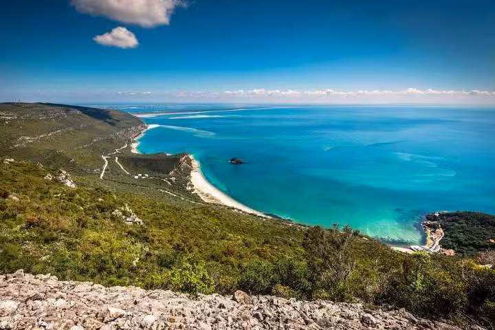 Expansive view of Arrábida's scenic coastline with turquoise waters perfect for a private tour experience.