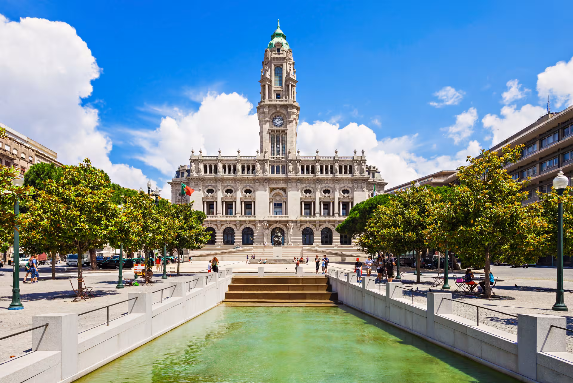 Avenida dos Aliados: Discover the monumental architecture of the heart of Porto.