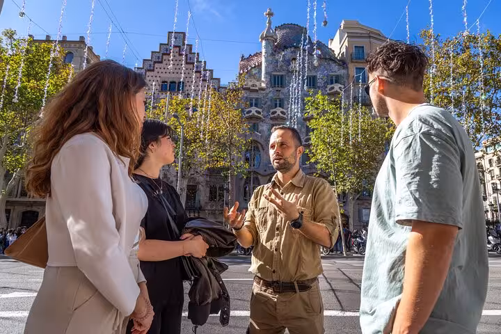Private guide briefing guests near Casa Batlló on a full-day Barcelona panoramic city tour by private vehicle