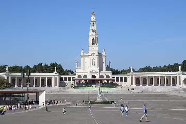The stunning Basilica of Fátima under a clear blue sky, a key attraction on the private Portugal tour from Lisbon.