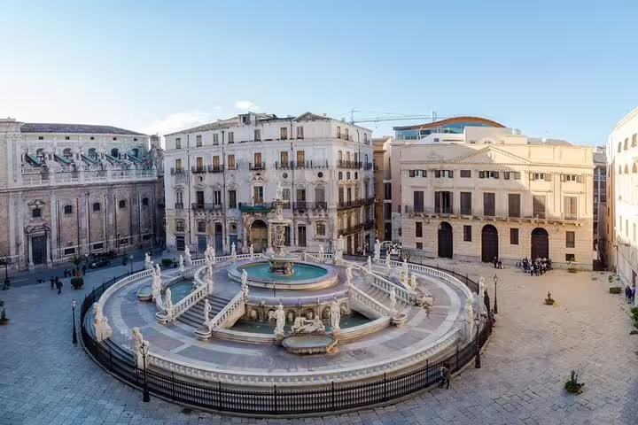 Panoramic view of Piazza Pretoria fountain near B&B Hotels Palermo Quattro Canti, ideal base for private airport transfer