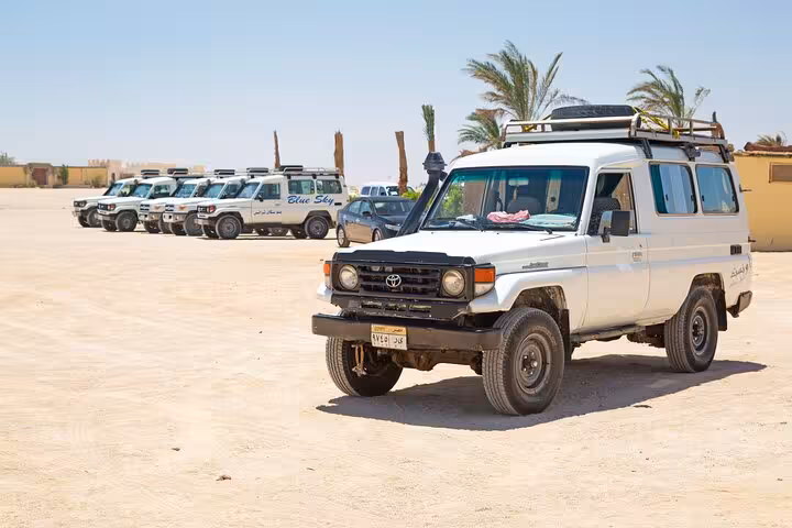 4x4 jeep convoy in Marsa Alam desert for Bedouin night dinner and stargazing safari under clear skies