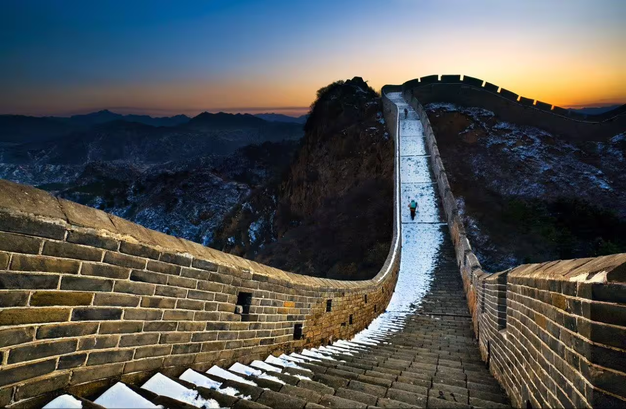 Sunset view of the Great Wall of China in Beijing, ideal for a private tour with a Spanish-speaking guide.