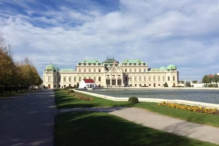 Scenic view of Belvedere Palace exterior, a highlight on an art and history tour in Vienna with skip-the-line tickets.