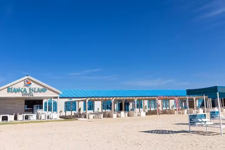 Bianca Island beach bar and seating area on Utopia Island tour from Hurghada with transfer and lunch