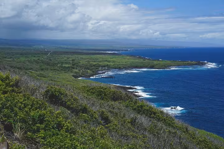 Stunning coastal view of Big Island, Hawaii, with lush green cliffs meeting the expansive blue ocean.