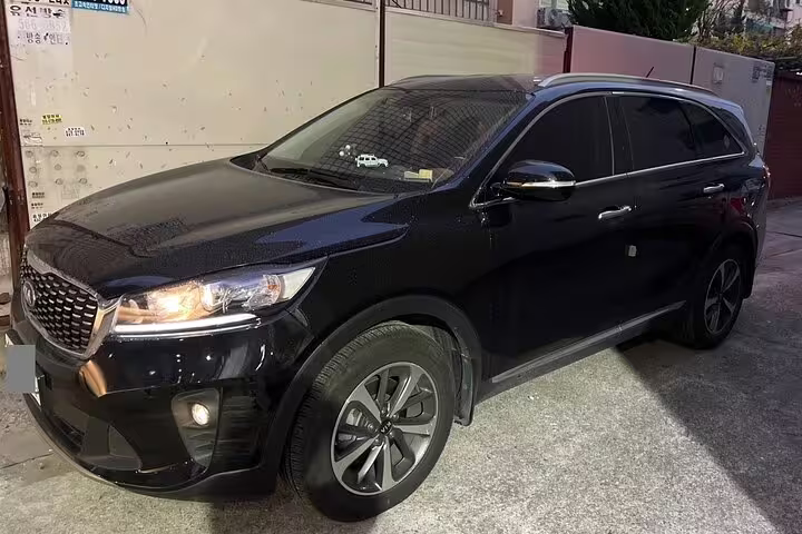 Black Kia Sorento SUV ready for private airport transfer from Dubai DXB to your hotel in Dubai