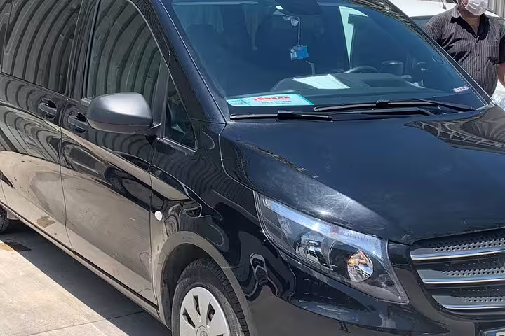 Close-up of black Mercedes Vito for Izmir Airport transfer, clean comfortable vehicle for private pickup