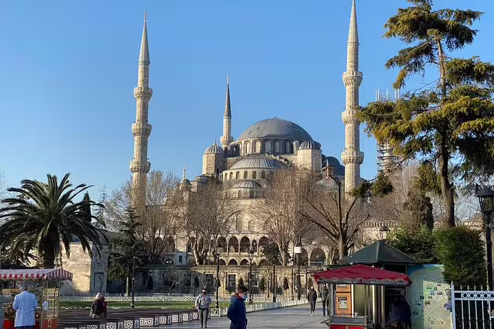Blue Mosque (Sultan Ahmed Mosque) in Istanbul Sultanahmet, key stop on Topkapi Palace and Grand Bazaar tour