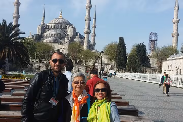 Group photo in front of Blue Mosque Istanbul, guided sightseeing on 7 Day 6 Night Express Turkey Tour