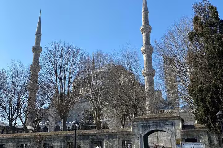 Blue Mosque exterior with twin minarets in Sultanahmet, featured on Topkapi Palace, Hagia Sophia day tour