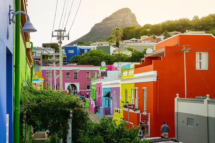 Colorful Bo-Kaap houses with Signal Hill view on a Cape Town half-day sightseeing tour