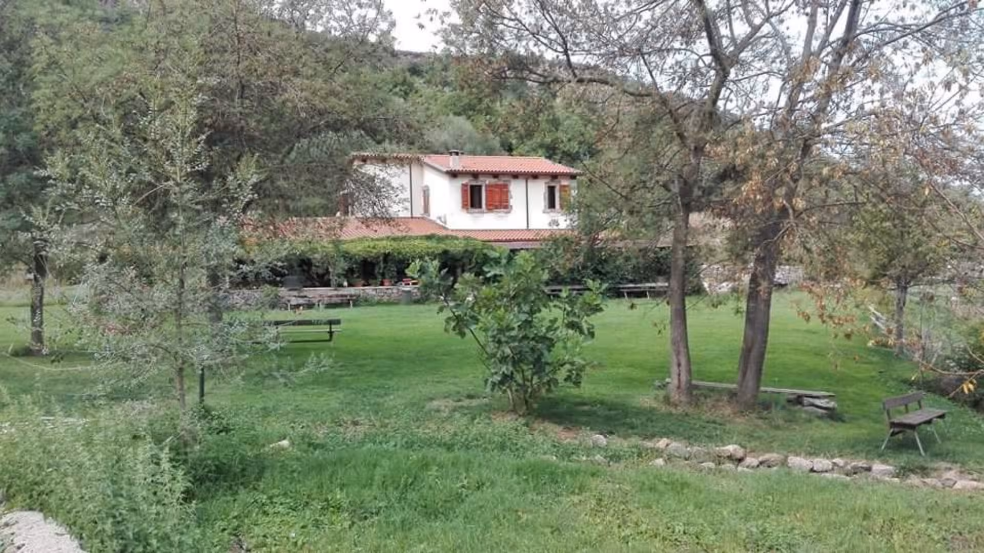 Charming farmhouse surrounded by greenery at Bonorva, ideal for a relaxing farm tour with authentic Sardinian lunch.