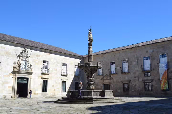Charming courtyard with a historic fountain in Braga, featured on the half-day private tour from Porto.