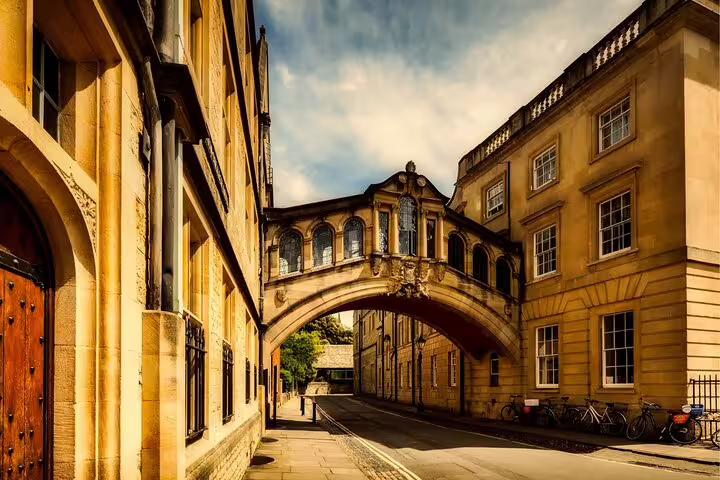 Bridge of Sighs in Oxford on a sunny street, key landmark for a self-guided scavenger hunt walking tour