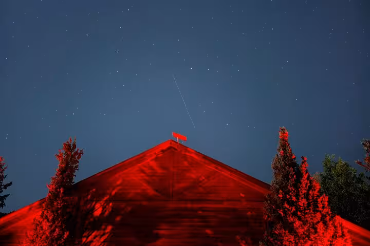 Red-lit lodge roof under a starry sky near Bryce Canyon, perfect for guided stargazing adventure
