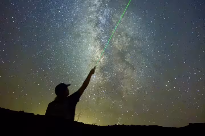 Guide uses green laser to point out the Milky Way during Bryce Canyon stargazing night tour