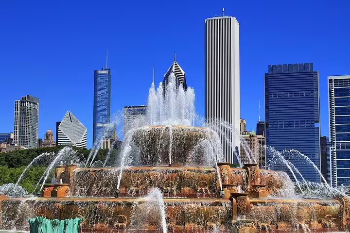 Buckingham Fountain with Chicago skyline skyscrapers in Grant Park on a clear blue sky day