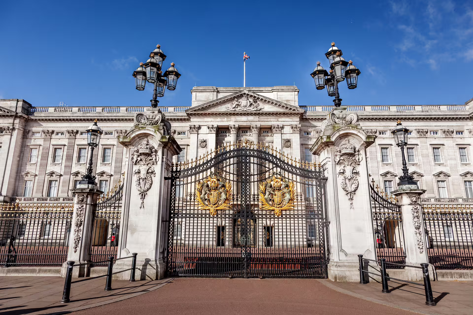 Buckingham Palace gates in London, key stop on Royal Walk 1-day walking tour with multilingual audioguide