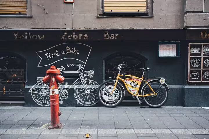 Yellow Zebra Bar street art and vintage bike rental in Budapest’s Jewish Quarter on a private modern city tour