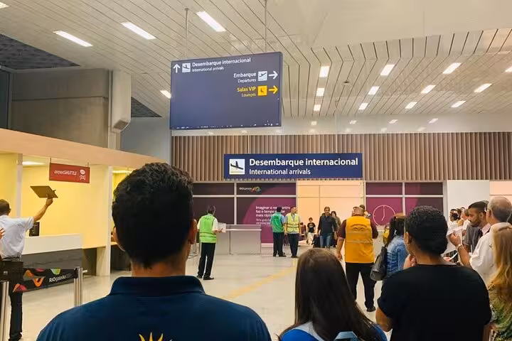 Crowded international arrivals area at Rio de Janeiro airport, ideal for private transportation service from Búzios.