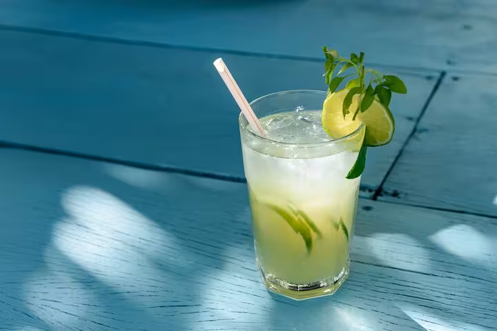 Refreshing caipirinha cocktail with lime and mint, perfect for a Rio seafood cooking class experience.
