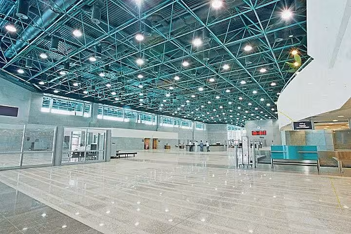 Modern airport terminal hall in Cairo for seamless private airport transfer pickup and drop-off service