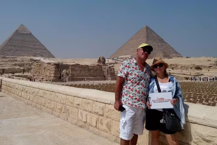 Tourists posing at the Pyramids of Giza viewpoint on a Cairo day tour with Egyptian Museum and Khan El Khalili