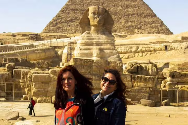 Travelers posing by the Great Sphinx and Giza Pyramid on a 2-day private guided tour in Cairo, Egypt