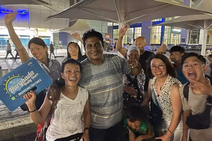 Guests meet Cairo tour guide for full-day private pyramids, Egyptian Museum, Sphinx and Khan el-Khalili