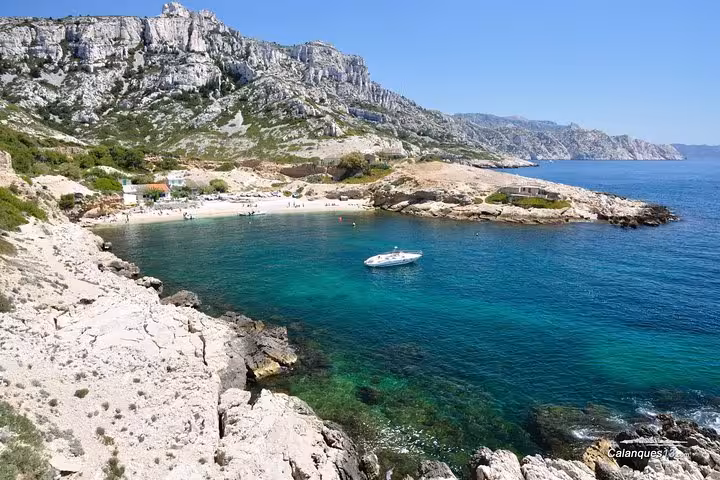 Turquoise bay with boat and limestone cliffs in Calanques National Park near Cassis, ideal for a 3-day tour