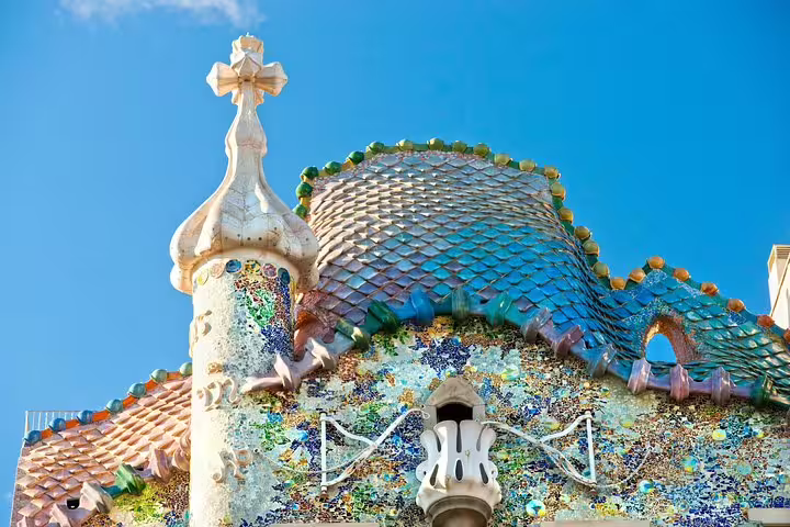 Colorful mosaic facade and dragon-scale roof of Casa Batlló in Barcelona, seen on a guided Gaudí architecture morning tour