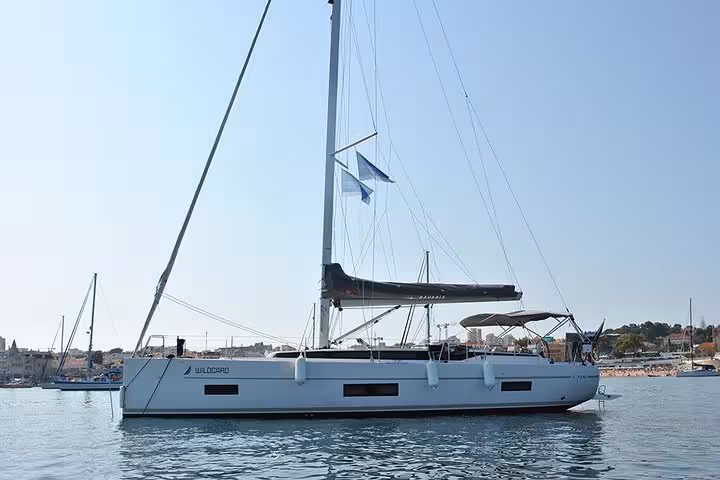 Modern sailboat in Cascais marina with Clean & Safe and Safe Travels badges for private half-day or full-day cruise