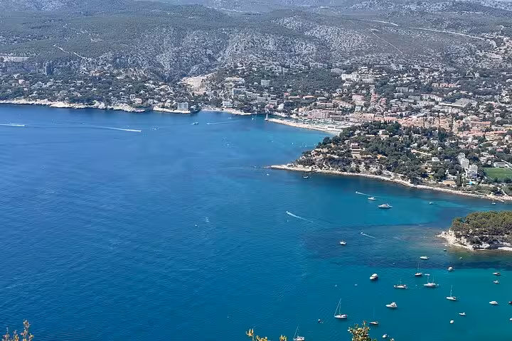 Panoramic view over Cassis bay with boats and coastline, featured on a private Cassis and Marseille city tour