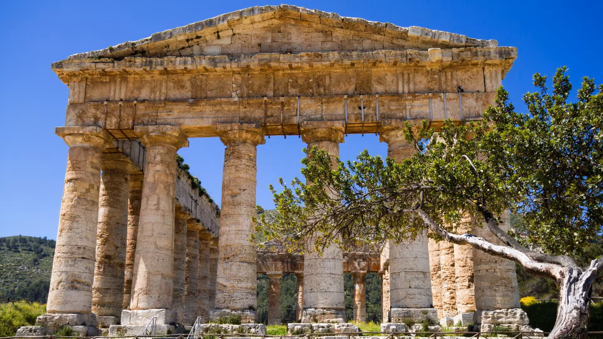 Majestic ancient Greek temple of Segesta under a clear blue sky, a highlight of the Castellammare del Golfo ebike tour.
