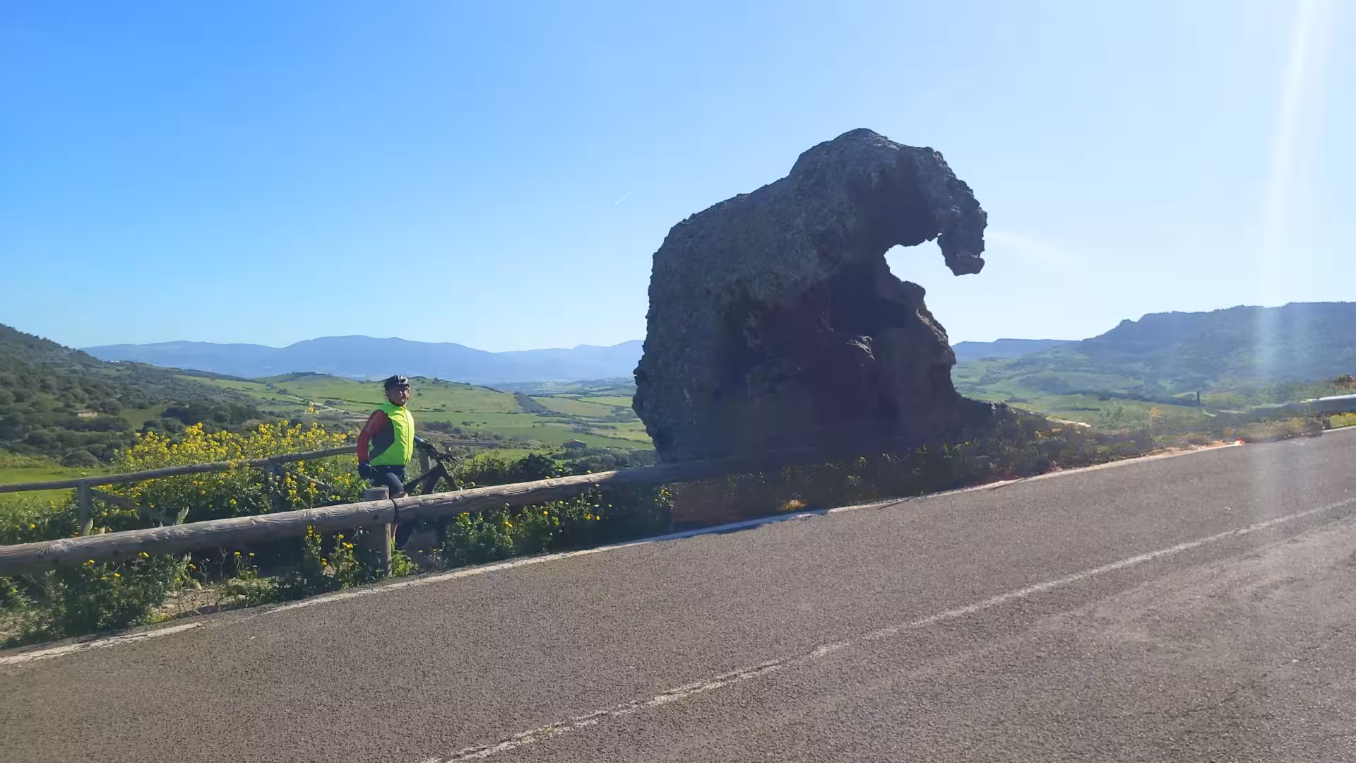 Cyclist with ebike near the Elephant Rock, a highlight of the Castelsardo panoramic tour.
