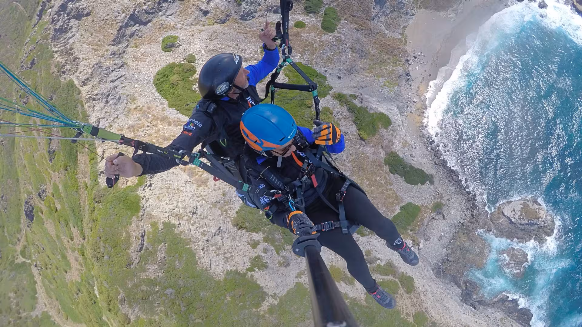 Enjoy an exhilarating tandem paragliding flight over Littigheddu, capturing panoramic views of Castelsardo's rugged coast.