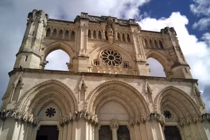 Fachada gótica de la Catedral de Cuenca con rosetón y arcos, imprescindible en visita guiada por Cuenca