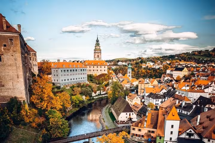 Cesky Krumlov old town and castle over Vltava River, scenic stop on Salzburg to Vienna private transfer