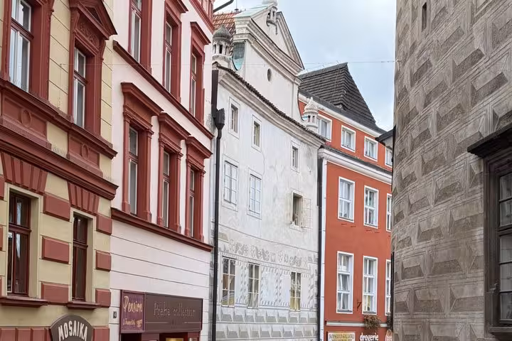 Colorful Cesky Krumlov historic buildings and narrow lane, popular stop on Vienna to Prague private transfer