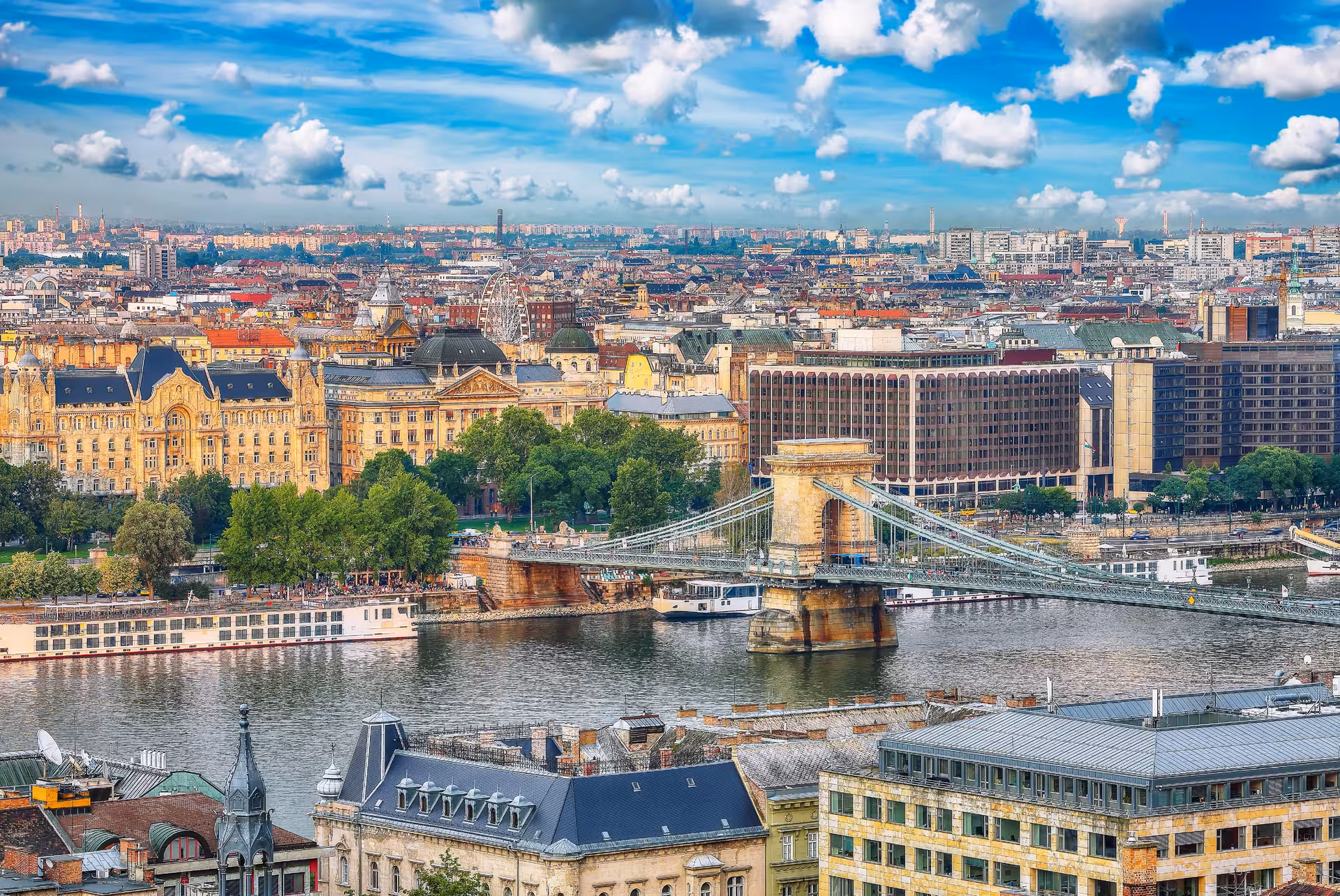 Chain Bridge (Széchenyi) and Buda Castle: The most beautiful panoramas of the city.