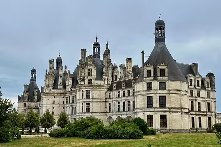 Château de Chambord facade and gardens, must-see on Loire Valley castles tour with lunch and vineyard visit
