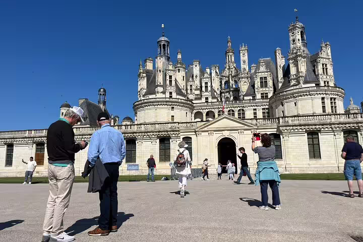 Visitors in front of Château de Chambord on a Loire Valley castles tour with lunch and vineyard wine tasting