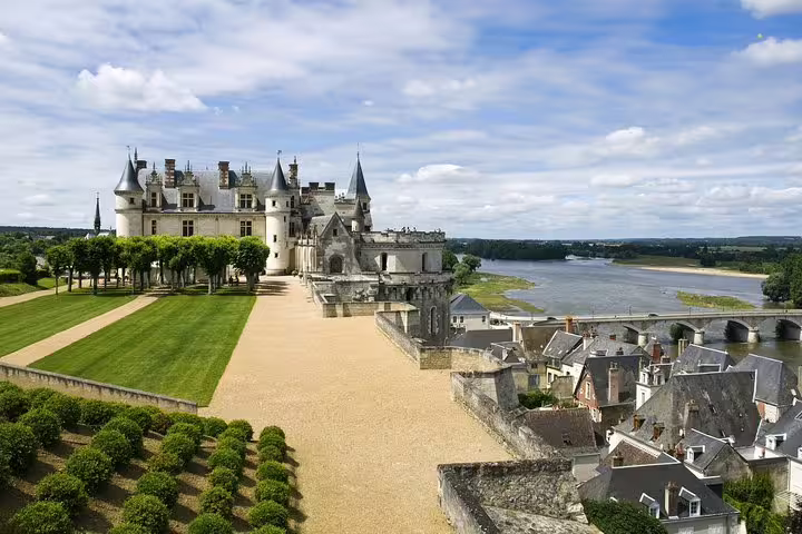 Panoramic view of Château d’Amboise above the Loire River on a Loire Valley castles tour with lunch and winery visit