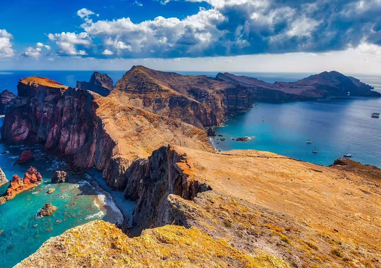 Breathtaking coastal cliffs and azure waters ideal for adventure between land and sea, featuring stunning landscapes.