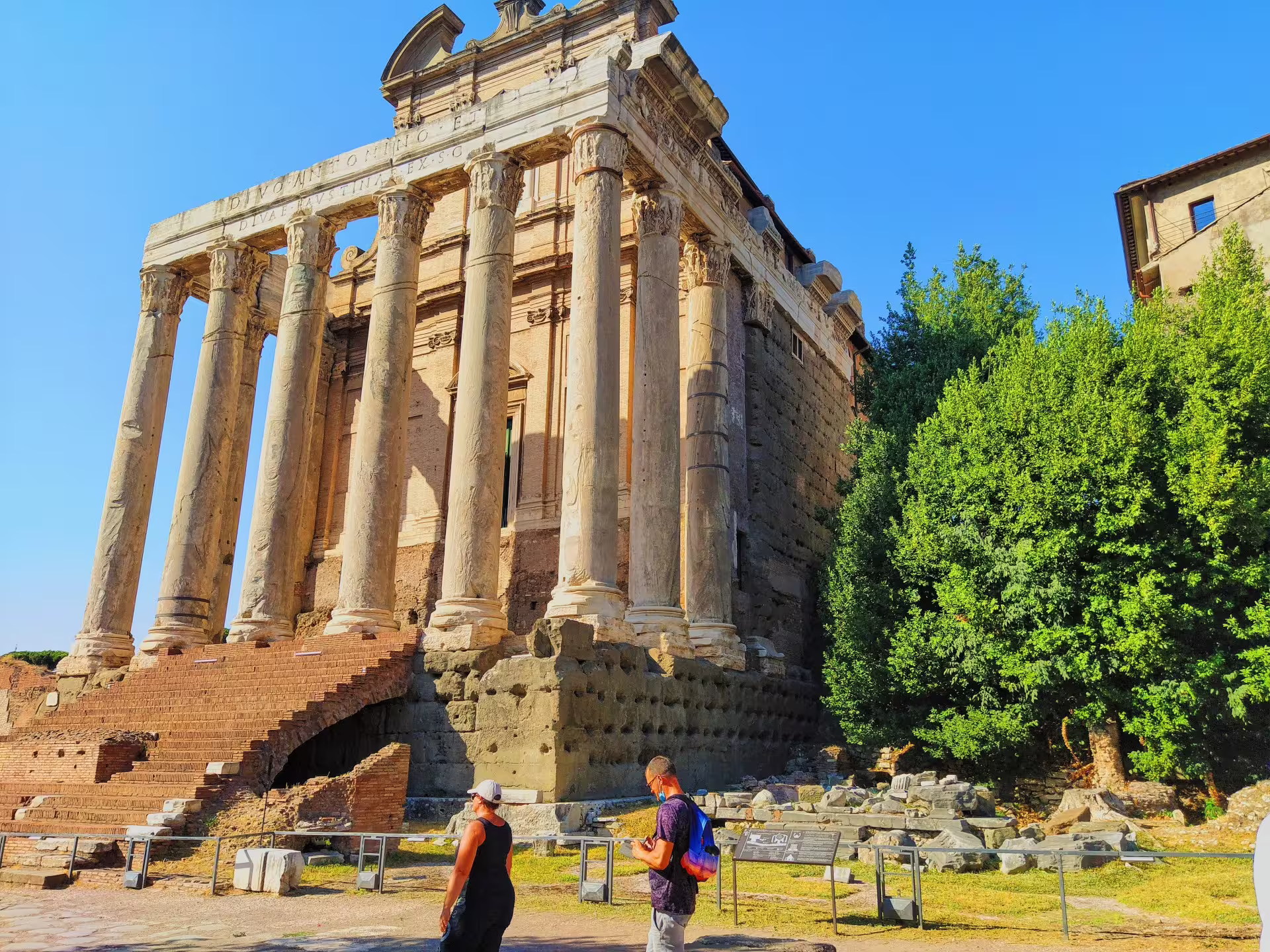 Templo antiguo con columnas en el Foro Romano, parada del tour Coliseo Arena, Foro y Palatino en Roma