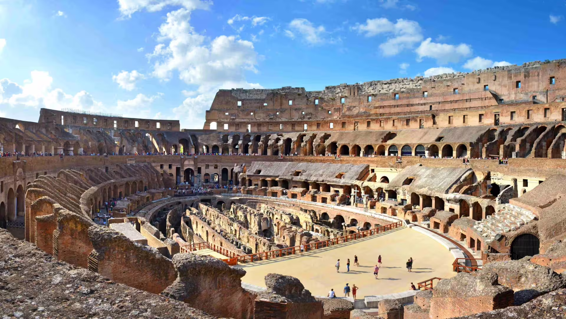 Interior del Coliseo de Roma con arena y gradas, visita guiada del tour Coliseo, Foro Romano y Palatino